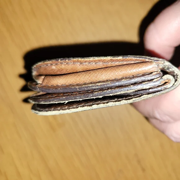 Louis Vuitton Vintage Monogram Round Coin Pouch - Picture 5 of 11